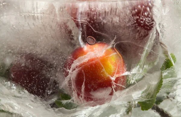 Textura Hielo Con Pequeñas Ciruelas Redondas Dentro Capa Hielo — Foto de Stock