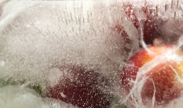 Textura Hielo Con Pequeñas Ciruelas Redondas Dentro Capa Hielo —  Fotos de Stock