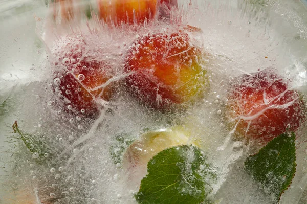 Textura Hielo Con Pequeñas Ciruelas Redondas Dentro Capa Hielo —  Fotos de Stock