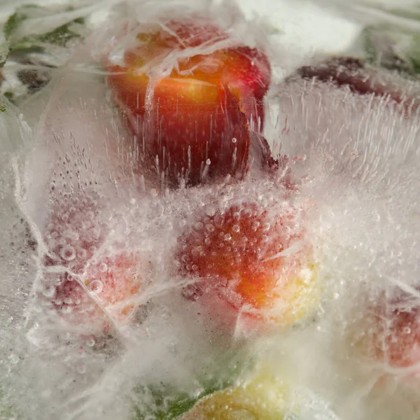 Textura Hielo Con Pequeñas Ciruelas Redondas Dentro Capa Hielo —  Fotos de Stock