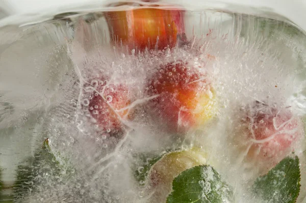 Textura Hielo Con Pequeñas Ciruelas Redondas Dentro Capa Hielo — Foto de Stock