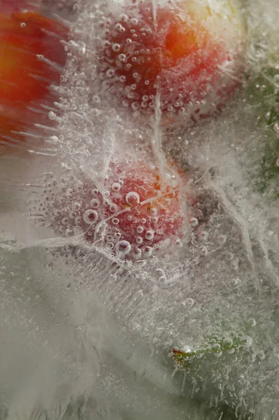 Textura Hielo Con Pequeñas Ciruelas Redondas Dentro Capa Hielo —  Fotos de Stock