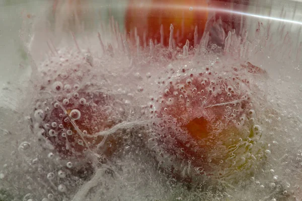 氷の層の中に小さな丸い梅と氷のテクスチャ — ストック写真