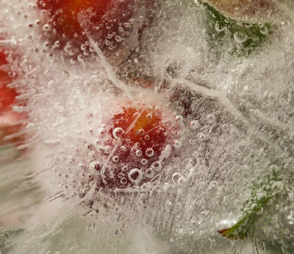 Textura Hielo Con Pequeñas Ciruelas Redondas Dentro Capa Hielo —  Fotos de Stock