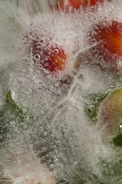 Textura Hielo Con Pequeñas Ciruelas Redondas Dentro Capa Hielo —  Fotos de Stock