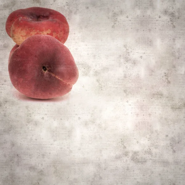 平ドーナツ桃と正方形のスタイリッシュな古い質感の紙の背景 — ストック写真