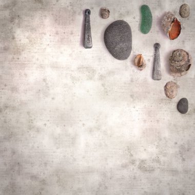 Sahillerde bulunan çeşitli nesnelerle biçimlendirilmiş eski kağıt arka plan 