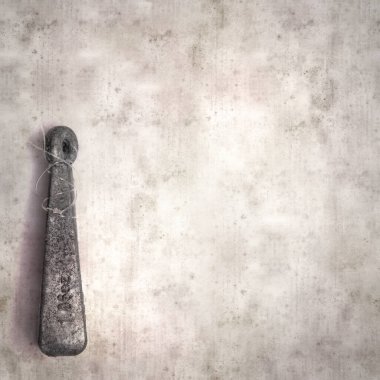 Sahillerde bulunan çeşitli nesnelerle biçimlendirilmiş eski kağıt arka plan 