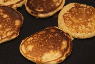 koyu ızgara yüzeyinde kalın krep yapma