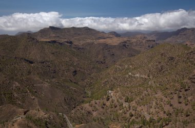 Gran Canaria, adanın merkezi manzarası, Las Cumbres, ie The Summits, Risco Chimirique, Tejeda Belediyesi 'ne çıkış yolu. 