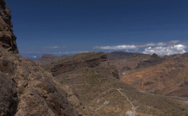 Gran Canaria, adanın merkezi manzarası, Las Cumbres, ie The Summits, Risco Chimirique, Tejeda Belediyesi 'ne çıkış yolu. 