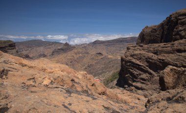 Gran Canaria, adanın merkezi manzarası, Las Cumbres, ie The Summits, Risco Chimirique, Tejeda Belediyesi 'ne çıkış yolu. 