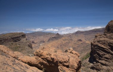 Gran Canaria, adanın merkezi manzarası, Las Cumbres, ie The Summits, Risco Chimirique, Tejeda Belediyesi 'ne çıkış yolu. 