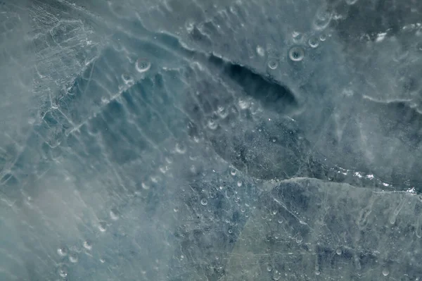 中に小さな丸みを帯びた気泡が閉じ込められた氷の質感 — ストック写真