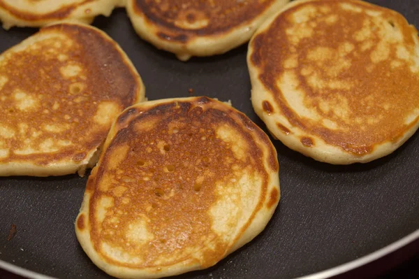 Dicke Pfannkuchen Auf Dunkler Bratfläche Zubereiten — Stockfoto