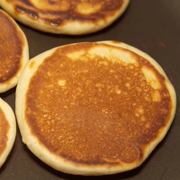 Dicke Pfannkuchen Auf Dunkler Bratfläche Zubereiten — Stockfoto