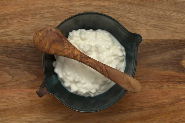 Semplice Natura Morta Con Ricotta Una Ciotola Ceramica — Foto Stock