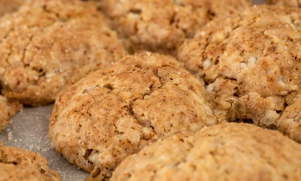 Quark Und Vollkornmehl Kekse Auf Einem Mit Papier Bedeckten Backblech — Stockfoto