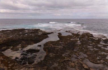 Büyük Kanarya, kuzey kıyısındaki sarp kayalıkların altındaki doğal deniz suyu havuzlarını sakinleştirir ve volkanik kayalarla okyanustan ayrılır, Galdar ve Sardina del Norte arasında yürüyüş yapılır.
