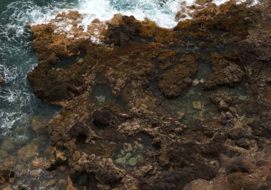 Büyük Kanarya, kuzey kıyısındaki sarp kayalıkların altındaki doğal deniz suyu havuzlarını sakinleştirir ve volkanik kayalarla okyanustan ayrılır, Galdar ve Sardina del Norte arasında yürüyüş yapılır.