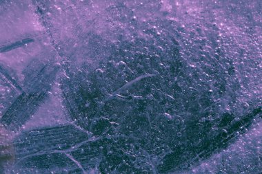 İçinde küçük yuvarlak hava kabarcıkları olan buz dokusu. 