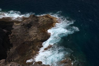 Gran Canaria, Galdar ve Agaete belediyelerinin kuzey batı kıyısında aşınmış bir manzara, Sardina del Norte ve Puerto de Las Nieves köyleri arasında yürüyüş