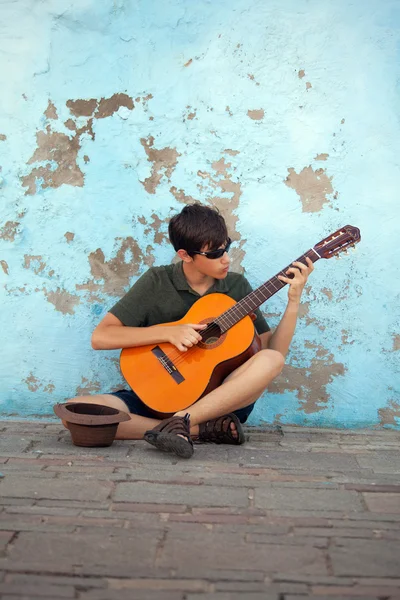 Teenager busking — Stock Photo, Image