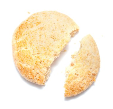 Bademli bisküvi üzerine beyaz izole