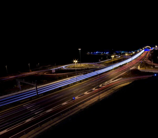 Zjazdu z autostrady w nocy — Zdjęcie stockowe