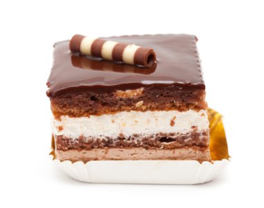üzerinde beyaz izole çikolata layer cake