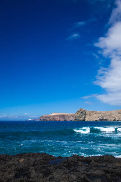 Waves by the rocky shore — Stock Photo, Image