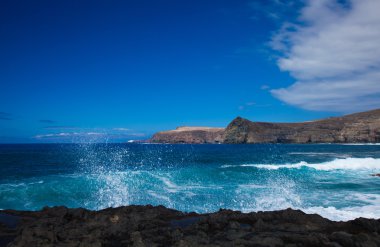 Dalgalar kayalık sahil tarafından