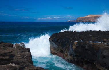 Dalgalar kayalık sahil tarafından
