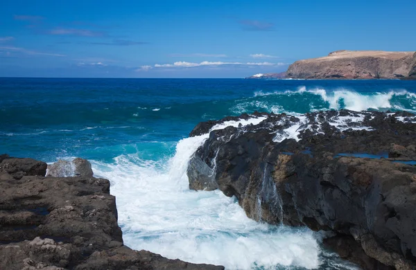 Ondas junto à costa rochosa — Fotografia de Stock