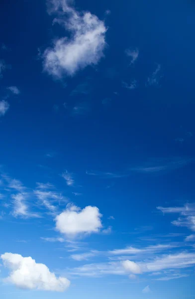 Глибоке блакитне небо з фоном світлих хмар — стокове фото
