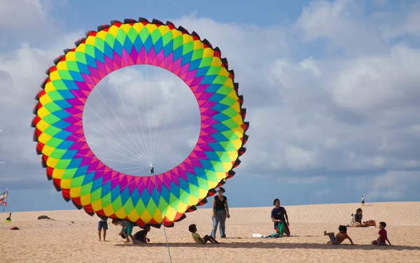 Fuerteventura, spanien - november 08: zuschauer schauen von der groun aus zu — Stockfoto