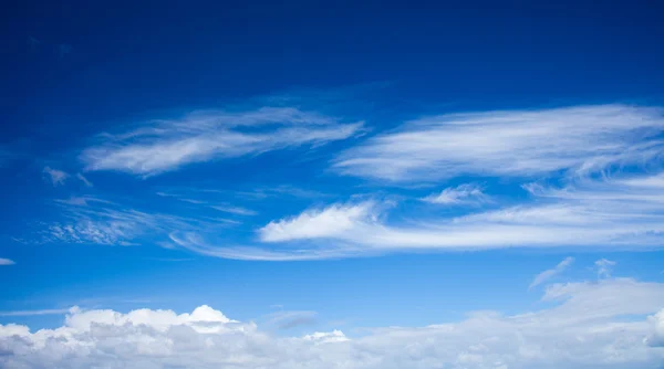 Diversi tipi di nuvole nel cielo — Foto Stock