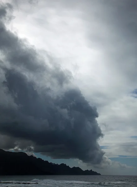 Útesy na severozápadě Gran Canaria, mraky válí v — Stock fotografie