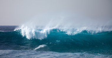 Okyanus dalgaları kırılıyor