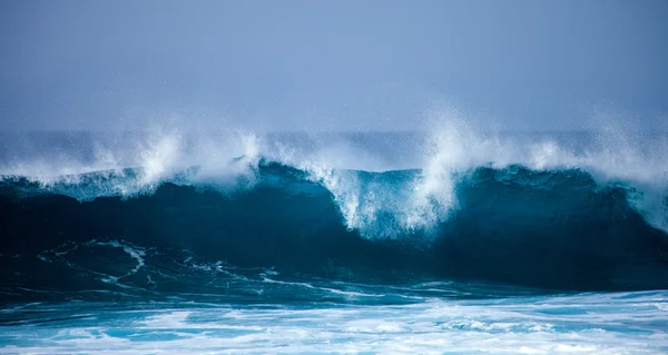 Olas oceánicas rompiendo — Foto de Stock