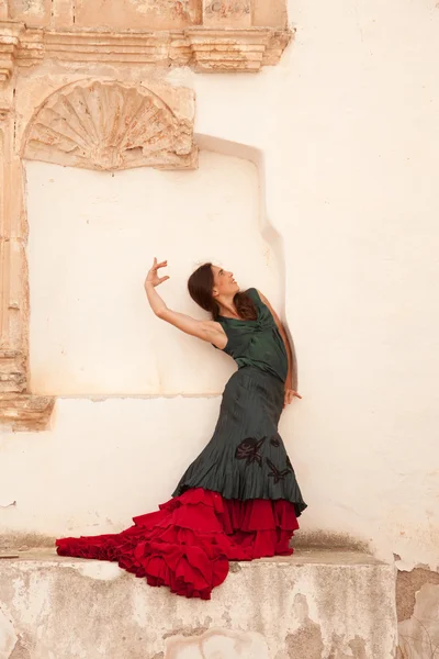 Flamenco og gammel kirke – stockfoto