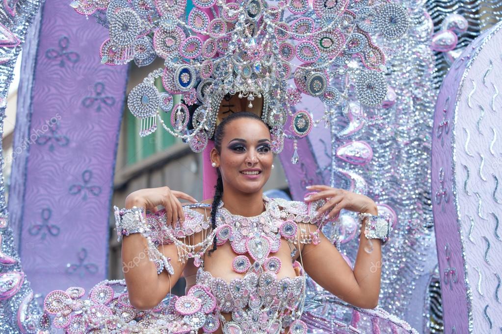 Wereldbol Kritiek Lijken Las Palmas main carnival parade – Stock Editorial Photo © Tamara_k #65169195