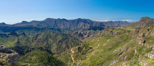 Oferuje panoramiczny widok na kalderę de Tejeda z Atrenara wsi — Zdjęcie stockowe