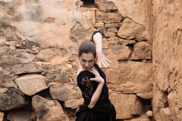 Flameco-Tänzerin in einem zerstörten Haus — Stockfoto