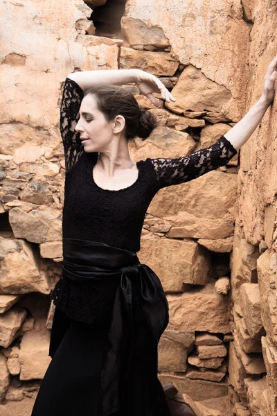 Flameco dancer in a ruined house — Stock Photo, Image