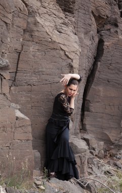 Bazalt dağ geçidi Flameco dansçı