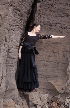 Bazalt dağ geçidi Flameco dansçı