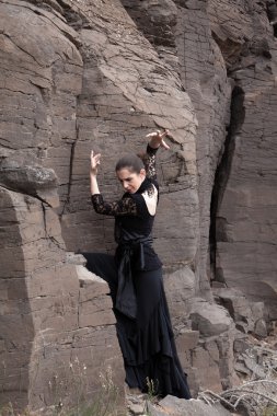 Bazalt dağ geçidi Flameco dansçı