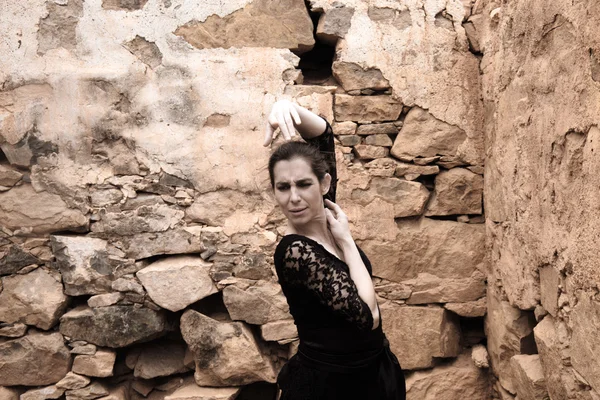 Flameco-Tänzerin in einem zerstörten Haus — Stockfoto