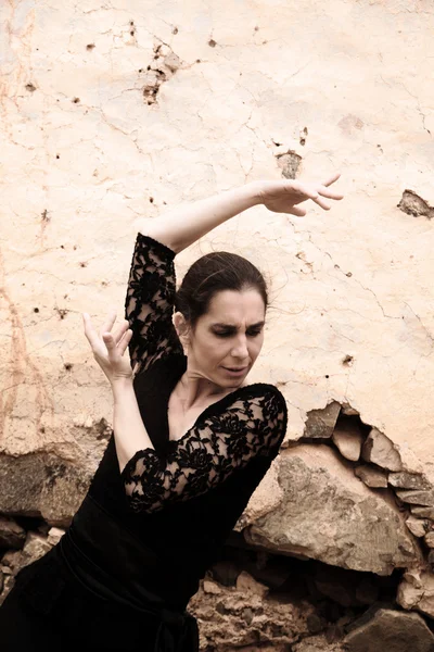 Flameco dancer in a ruined house — Stock Photo, Image